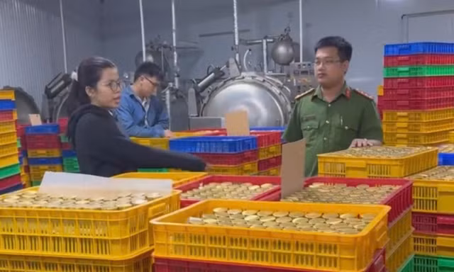 Triệt phá đường dây sản xuất nước yến, yến sào giả quy mô lớn 