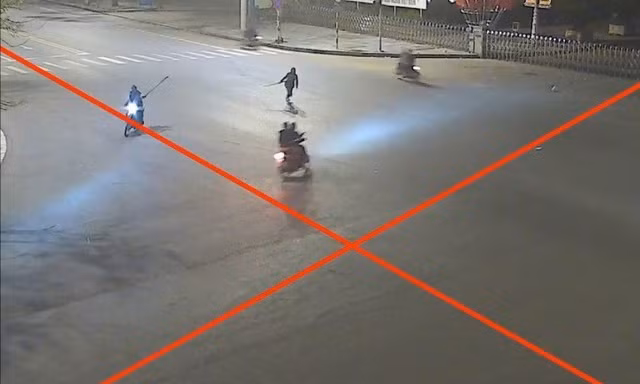 Khởi tố nhóm đối tượng mang dao kiếm hỗn chiến trên đường phố