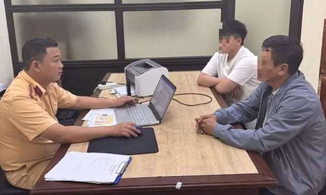 Người đàn ông giao xe cứu thương cho con trai chưa bằng lái