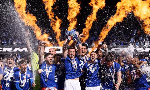 'Chuyến tàu lượn cảm xúc' đưa Ipswich Town trở lại Premier League 