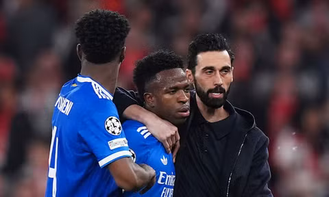 Vinícius tố bị phân biệt chủng tộc, Mbappe phẫn nộ đòi UEFA vào cuộc