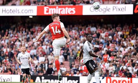 Arsenal đè bẹp Fulham, nới rộng 6 điểm với Man City