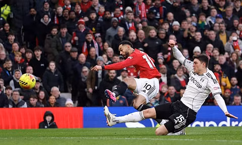 MU thắng nghẹt thở Fulham, trở lại tốp 4
