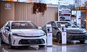 Loạt xe hybrid chạy đua giảm giá dịp cuối năm