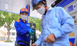 Giá xăng dầu giảm mạnh vào ngày mai?