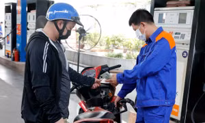 Giá xăng dầu dự báo giảm mạnh vào ngày mai.