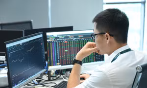 Chứng khoán 'rơi' khỏi đỉnh lịch sử