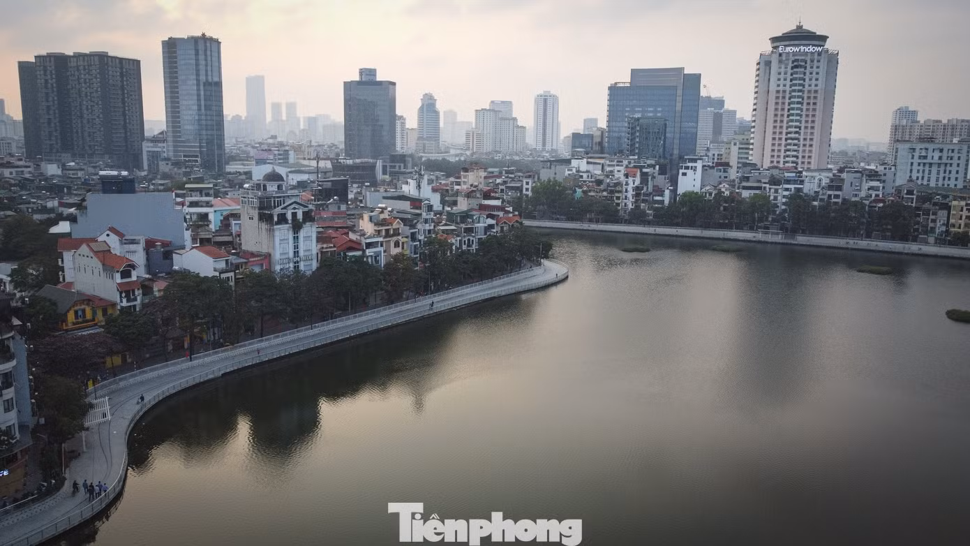 Hồ Đống Đa (còn gọi là hồ Hoàng Cầu) rộng khoảng 12,5 ha, chiều dài kè hồ 1.900 m. Phía đông và đông nam là tuyến phố Hoàng Cầu nối từ đường Láng đến Đê La Thành, chạy vòng quanh hồ là tuyến phố Đặng Tiến Đông - Mai Anh Tuấn.