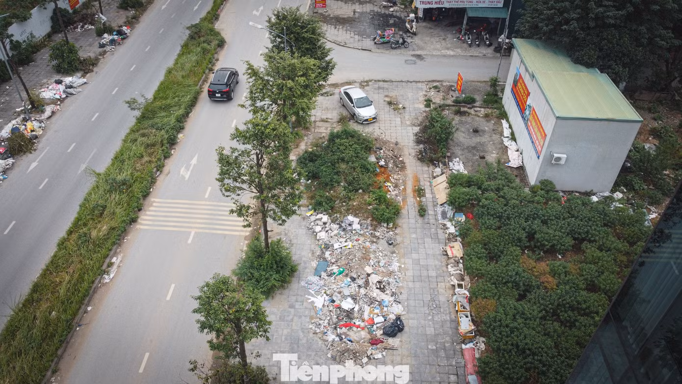 Theo phản ánh của người dân, lượng rác lớn ùn ứ nhiều ngày, bốc mùi hôi vào những hôm mưa, còn ngày nắng thì ruồi nhặng dày đặc, mất vệ sinh.