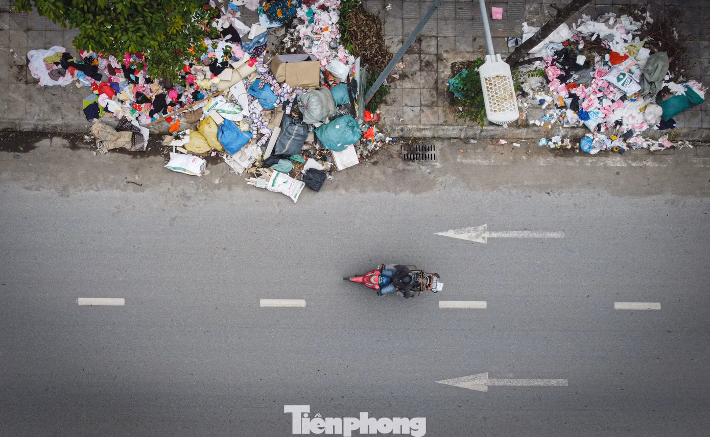 Đường Lê Trọng Tấn (phường Dương Nội) thường xuyên trở thành nơi tập trung rác thải, rác tràn xuống lòng đường gây cản trở giao thông.