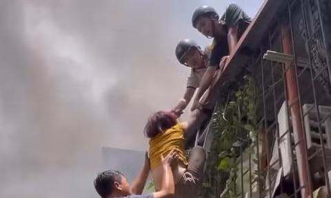 Hà Nội: Người phụ nữ cùng hai cháu bé thoát nạn trong vụ cháy nhà cao tầng