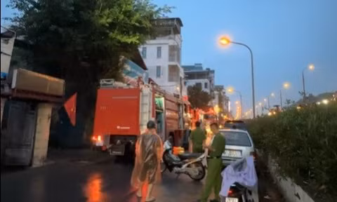 Cháy nhà trong ngõ sâu tại Hà Nội, 3 người thoát nạn