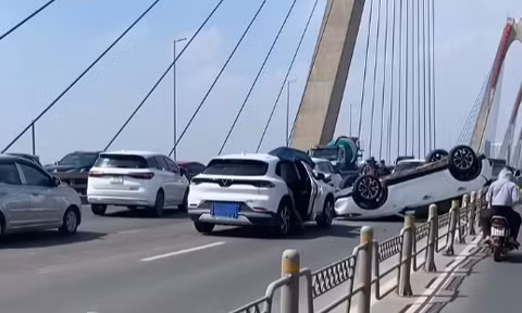 Ô tô lật ngửa sau va chạm liên hoàn trên cầu Nhật Tân