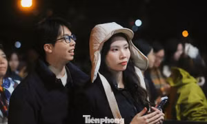 Đông nghịt người đổ về Mỹ Đình trong mưa rét 