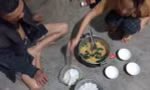 Câu chuyện xót xa đằng sau hình ảnh bữa cơm đoàn viên chỉ có cơm trắng và mì tôm
