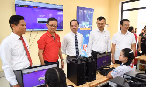 'Bytes for Future' tặng máy tính, giúp học sinh thêm điều kiện học tập, phát triển