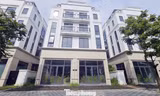 Chủ đầu tư 'đau đầu' với khu biệt thự, liền kề triệu đô bỏ hoang, cỏ dại mọc um tùm giữa Thủ đô