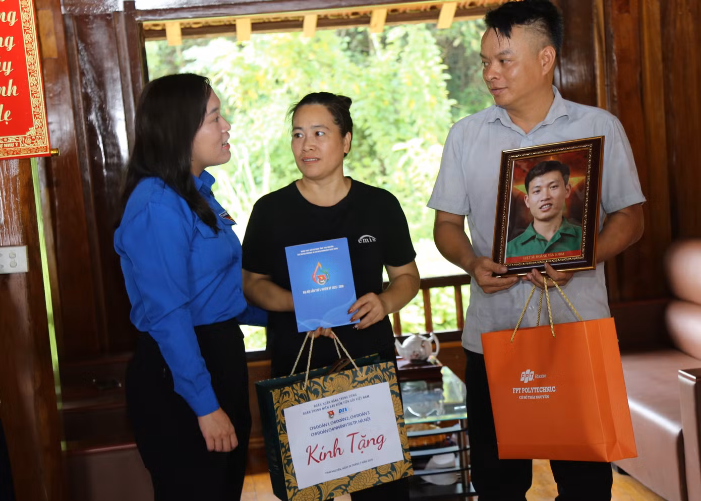 Chị Nguyễn Thị Mai Anh - Phó Bí thư Tỉnh Đoàn Thái Nguyên thăm hỏi gia đình liệt sĩ.