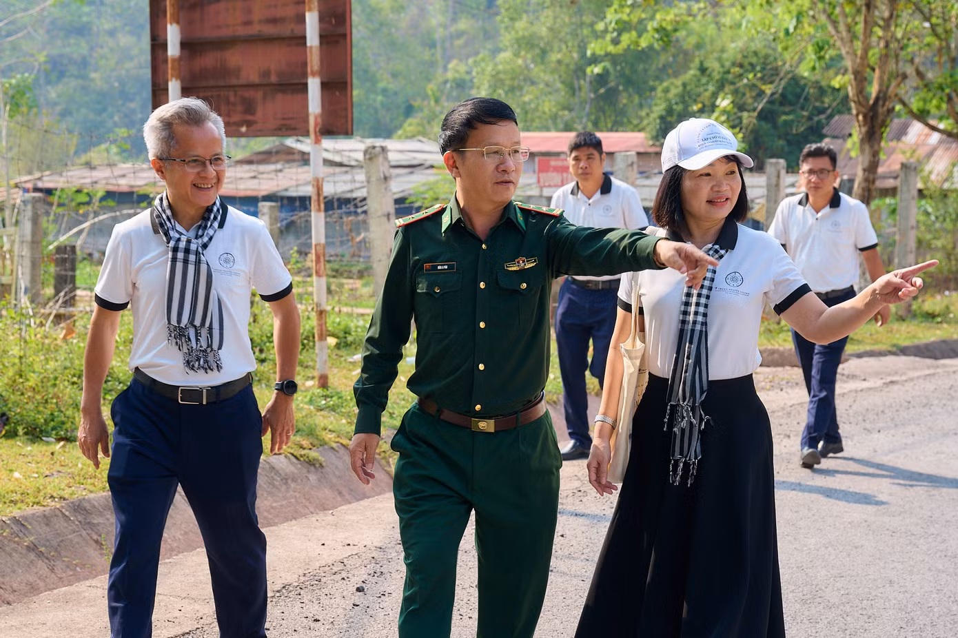 11-trung-ta-mua-a-pao-chinh-tri-vien-don-bien-phong-leng-su-sin.jpg