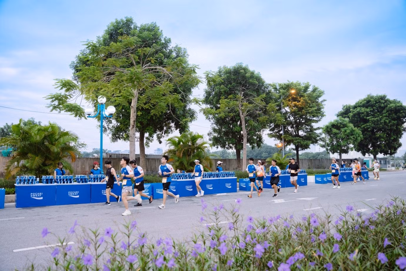 Trạm tiếp nước thiết kế khoa học giúp vận động dễ dàng nạp thức uống bổ sung ion Pocari Sweat