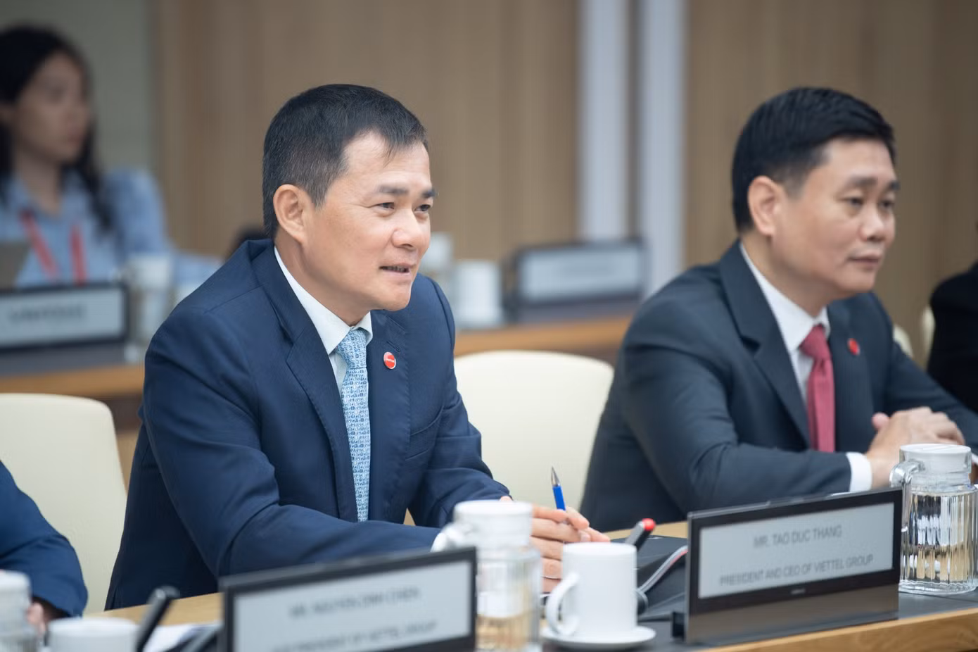 ong-tao-duc-thang-chu-tich-kiem-tong-giam-doc-tap-doan-viettel-trao-doi-cung-qualcomm-technologies.jpg