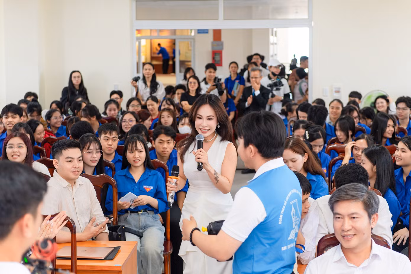 hinh-3-ca-sy-uyen-linh-nguoi-dong-hanh-cung-hanh-trinh-tu-trai-tim-trong-nhieu-nam-tiep-tuc-truyen-cam-hung.jpg