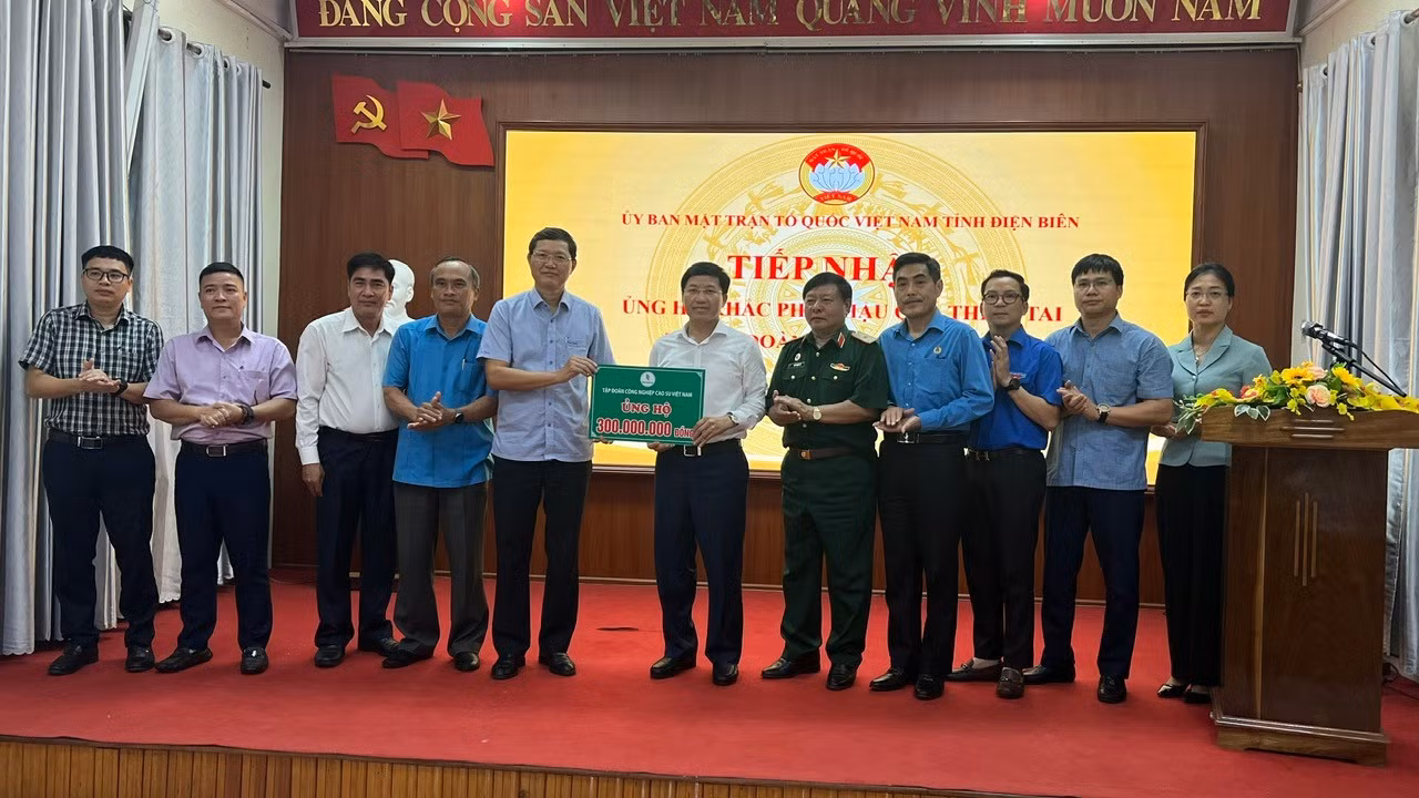 2-ong-ha-van-khuong-pho-bi-thu-thuong-truc-dang-uy-tv-hdqt-vrg-thu-5-tu-trai-sang-trao-300-trieu-dong-ung-ho-tinh-dien-bien-khac-phuc-bao-lu.jpg