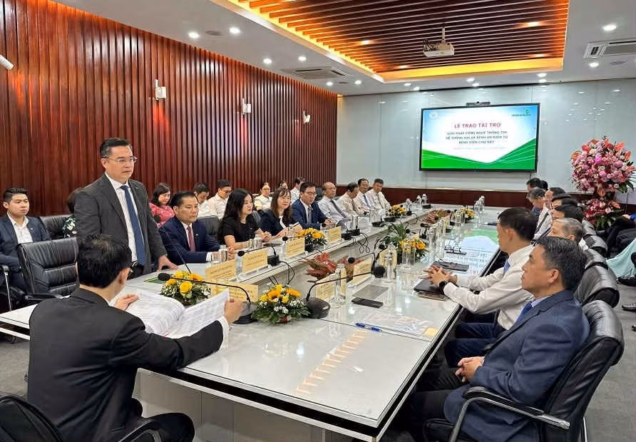 20250910-vcbhcm-trao-tang-tai-tro-bvcr-1.jpg