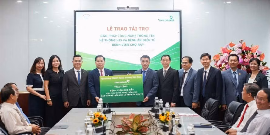 20250910-vcbhcm-trao-tang-tai-tro-bvcr-3.jpg