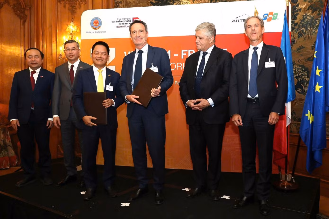 Ông Nguyễn Ngọc Nghị, Phó Tổng Giám đốc T&amp;T Group, Chủ tịch CTCP Tập đoàn Năng lượng T&amp;T và Ông Arnaud Lenail Chouteau, Phó Chủ tịch Cấp cao kiêm Tổng Giám đốc TotalEnergies Gas &amp; Power Activities trao biên bản ghi nhớ về hợp tác phát triển Dự án điện khí LNG Long Sơn.