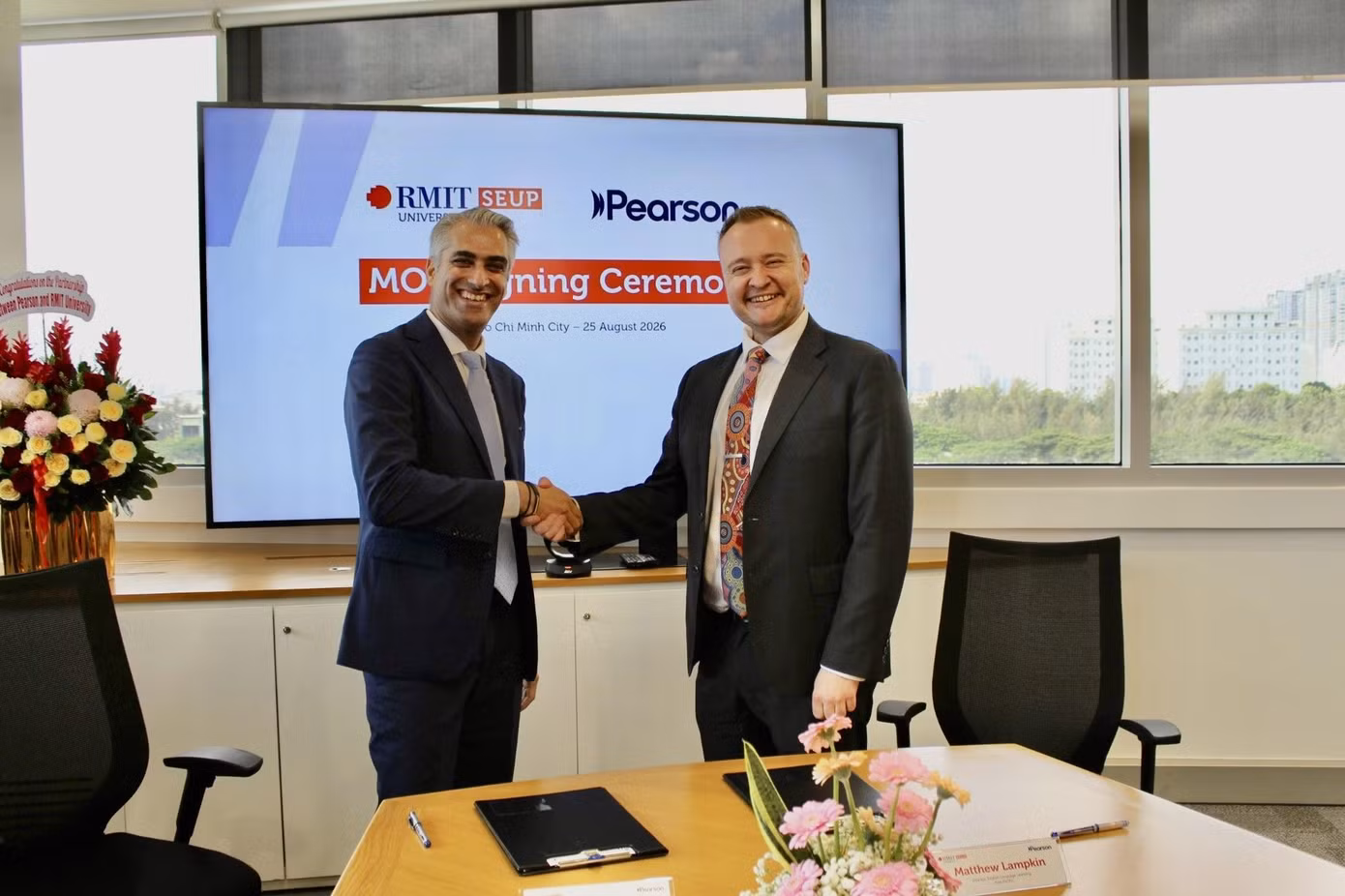 Lễ ký kết Biên bản ghi nhớ (MOU) giữa Pearson và Khoa tiếng Anh và Chuyển tiếp đại học, Đại học RMIT Việt Nam.