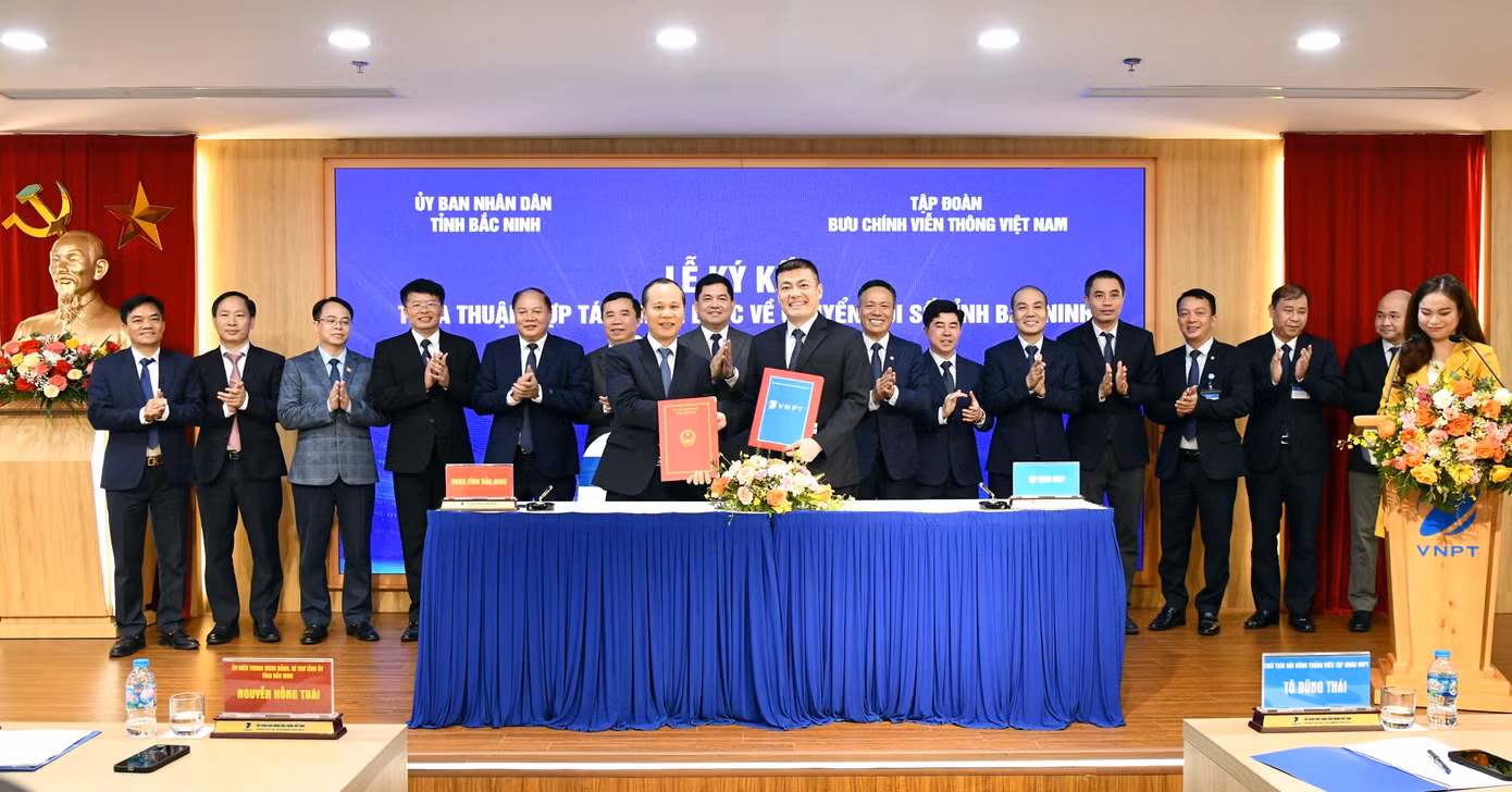 dong-chi-mai-son-pho-chu-tich-thuong-truc-ubnd-tinh-bac-ninh-va-dong-chi-ngo-dien-hy-pho-tong-giam-doc-tap-doan-vnpt-thuc-hien-nghi-thuc-ky-ket-hop-tac.jpg