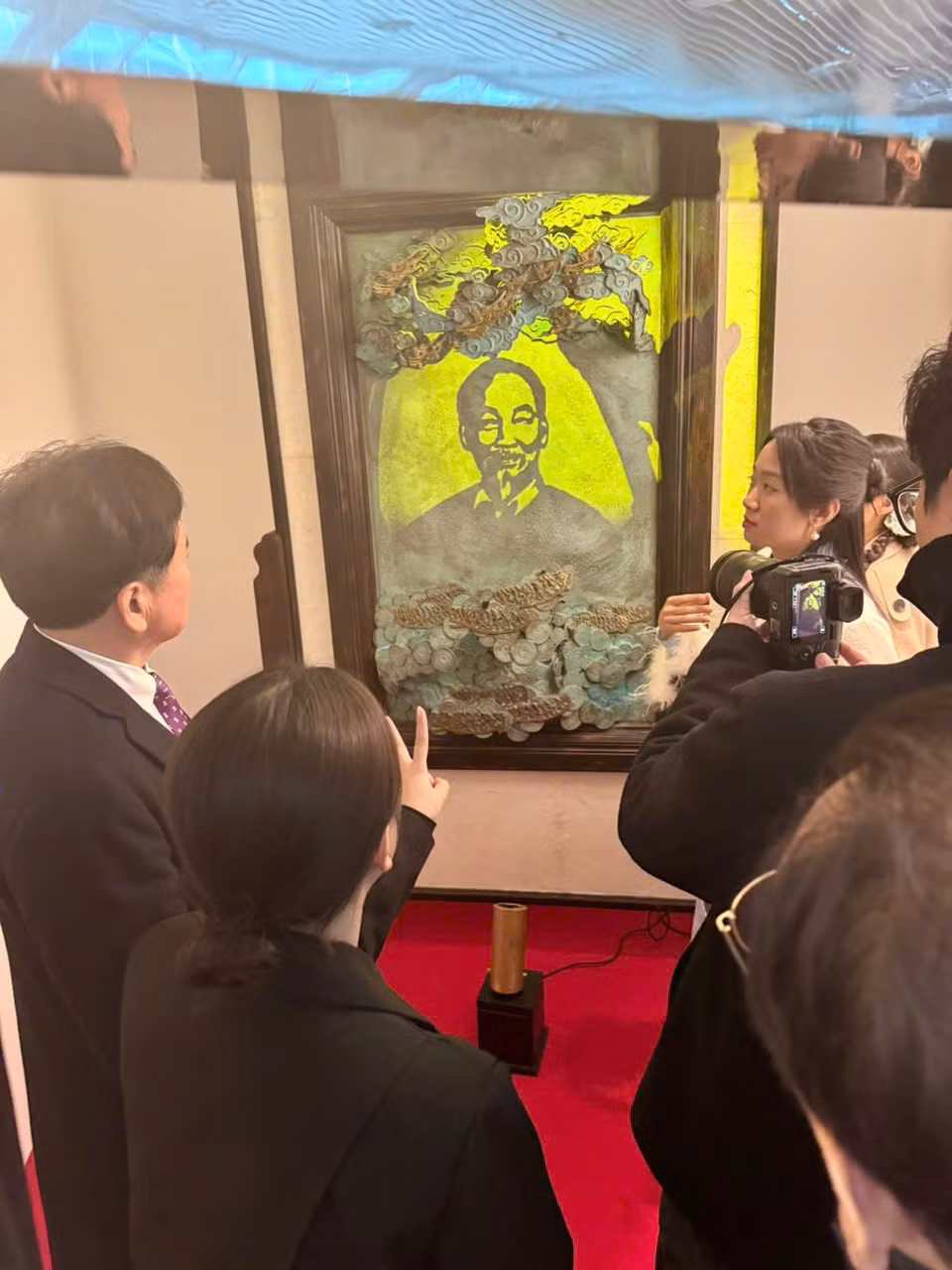 hang-tram-luot-khach-tham-quan-cac-tac-pham-dieu-khac-bang-anh-sang-chan-dung-ho-chi-minh-va-tong-thong-han-quoc-15.jpg