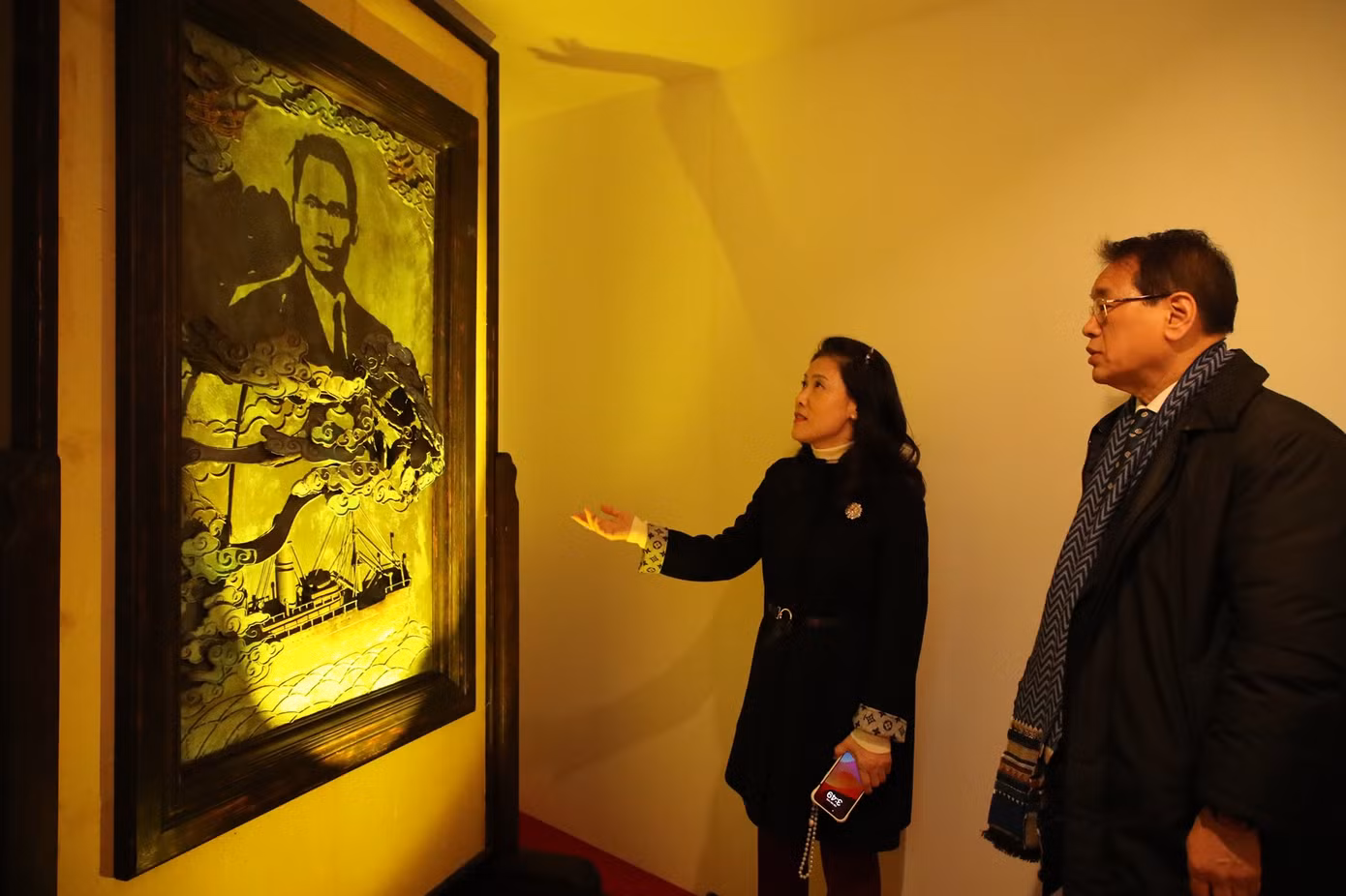 hang-tram-luot-khach-tham-quan-cac-tac-pham-dieu-khac-bang-anh-sang-chan-dung-ho-chi-minh-va-tong-thong-han-quoc-2.jpg
