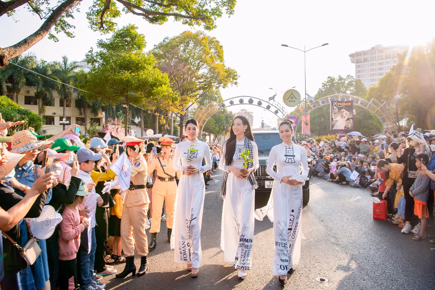 hinh-5-hoa-hau-tieu-vy-hoa-hau-lien-luc-dia-bao-ngoc-a-hau-hoang-my-dong-hanh.jpg