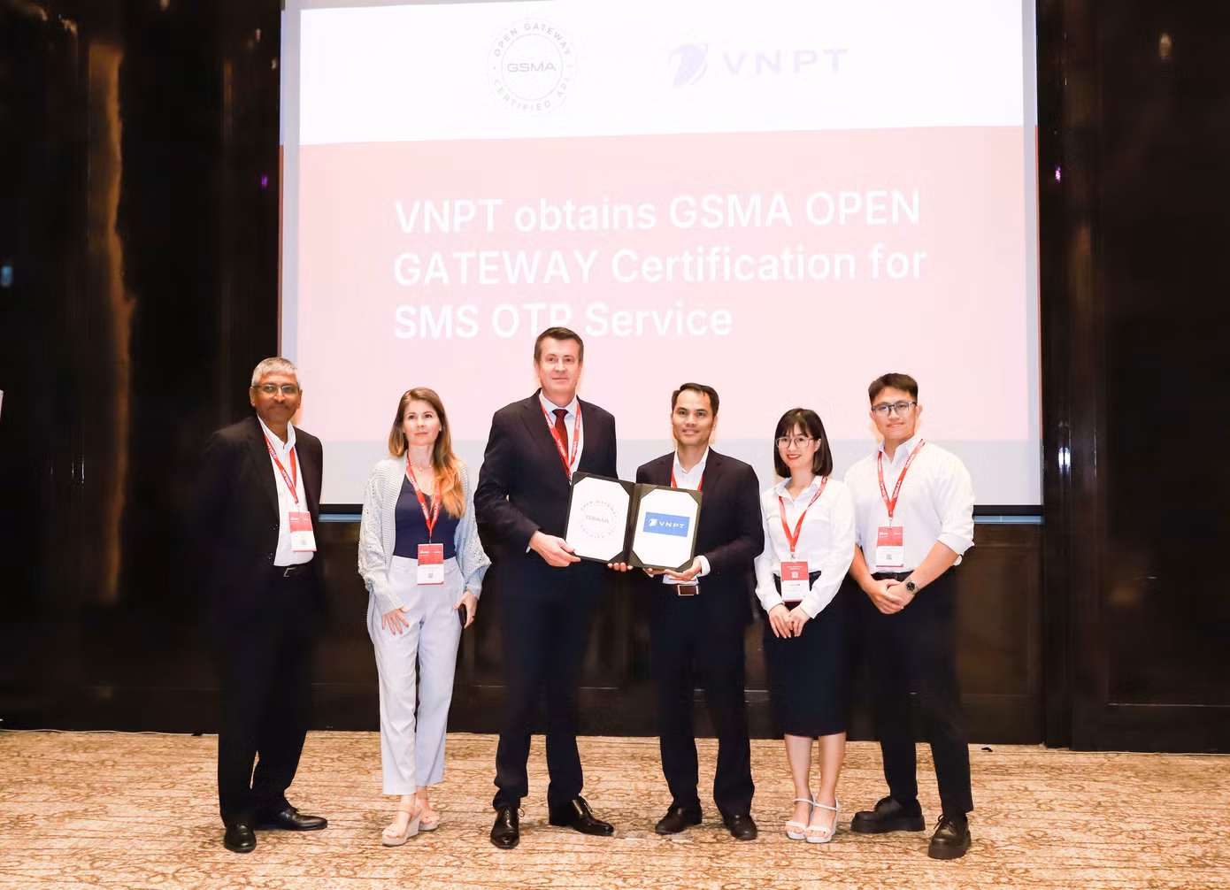 ong-nguyen-dang-thang-giam-doc-trung-tam-vnpt-fintech-dai-dien-vnpt-nhan-chung-n-utf-8-q-he1baadn-gsma-open-gateway-ch.jpg