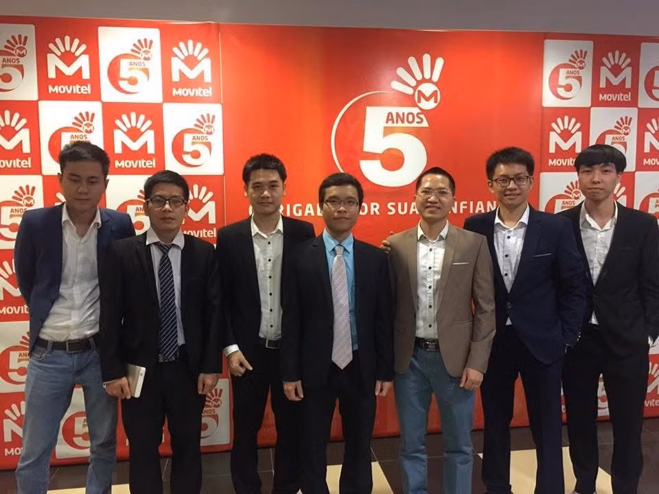 1-doi-ngu-cbnv-it-duoi-su-dan-dat-cua-anh-tran-van-dat-ptgd-movitel-luc-bay-gio.jpg