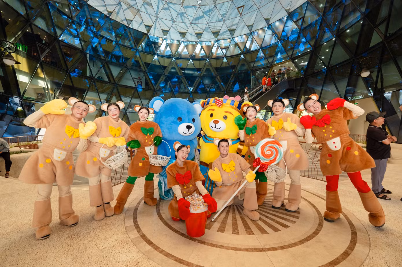 a6-show-bieu-dien-gau-teddy-candy-tai-grand-world-phu-quoc-tro-thanh-hien-tuong-mang-xa-hoi.jpg