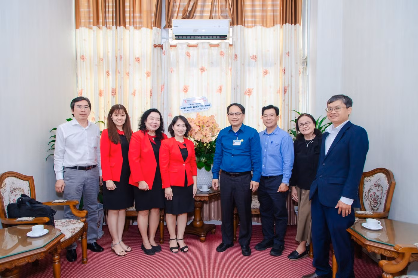 pic-1-truong-dai-hoc-quoc-te-hong-bang-chuc-mung-benh-vien-cho-ray.jpg
