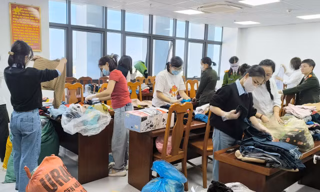 Ban Phụ nữ Công an tỉnh Bắc Ninh phân loại quần áo để ủng hộ bà con vùng lũ ở tỉnh Phú Yên (cũ).