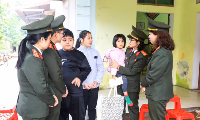 Hội phụ nữ Phòng An ninh đối ngoại nhận đỡ đầu cháu Đoàn Đông Quân và Đoàn Đông Nhi.