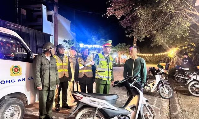 Những buổi tuần tra vào buổi tối của Công an xã Sơn Động được ghi lại, dựng thành video thu hút triệu view.