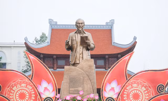 Tượng Chủ tịch Hồ Chí Minh tại công trình.