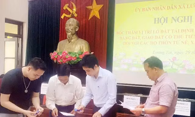Kiểm tra các thủ tục trước khi bốc thăm đất tái định cư.