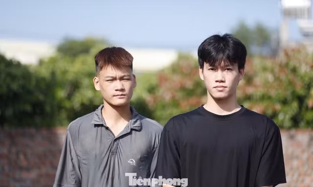 Hai anh em Đỗ Đường Nhất và Đỗ Đường Thứ cùng viết đơn tình nguyện nhập ngũ. Ảnh: Nguyễn Thắng
