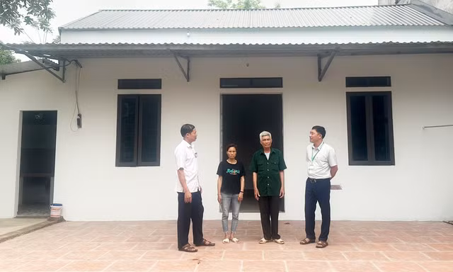 Bàn giao nhà mới cho người dân thuộc đối tượng xóa nhà tạm, nhà dột nát ở tỉnh Bắc Ninh.