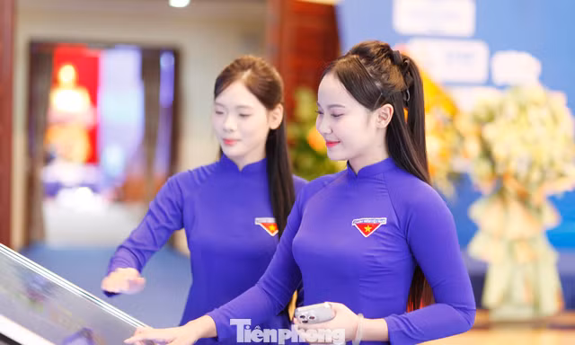 Đại biểu đang xem Kỷ yếu điện tử.