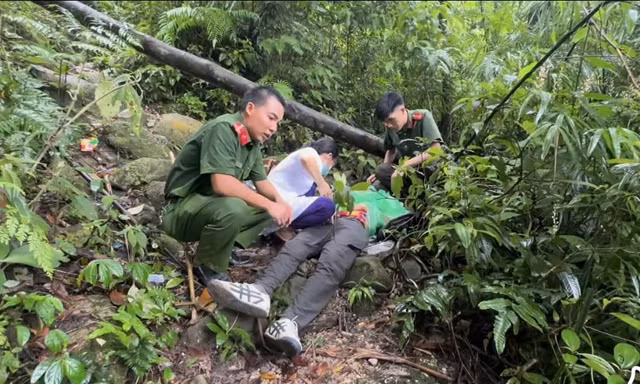 Cơ quan chức năng giải cứu du khách kiệt sức sắp ngất trong rừng Tây Yên Tử.