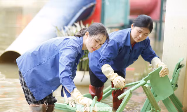 Một cô giáo lau chùi sạch sẽ để đón các em đến trường. Ảnh: Nguyễn Thắng