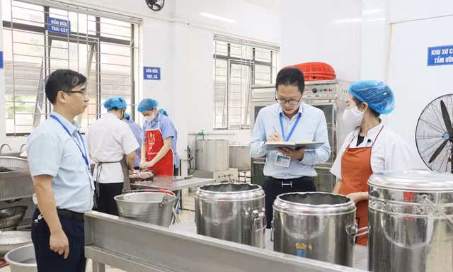 Đoàn liên ngành tỉnh Bắc Ninh kiểm tra một bếp ăn trường học.